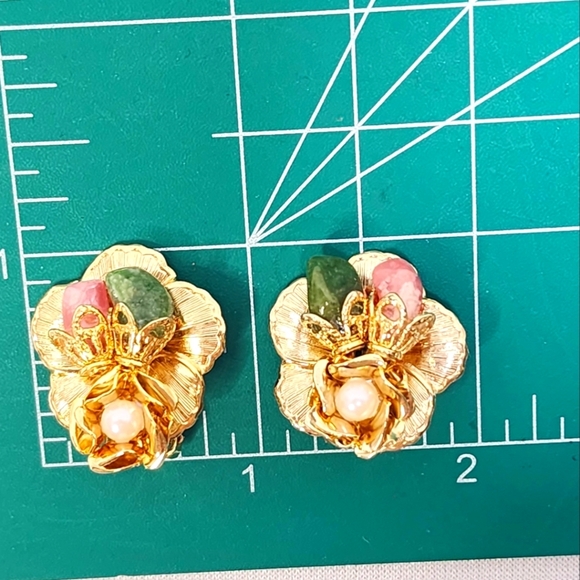 Vintage Kramer Genuine !950's Cultured PearlCoral, and Jade Floral Clip Earrings - Picture 5 of 13